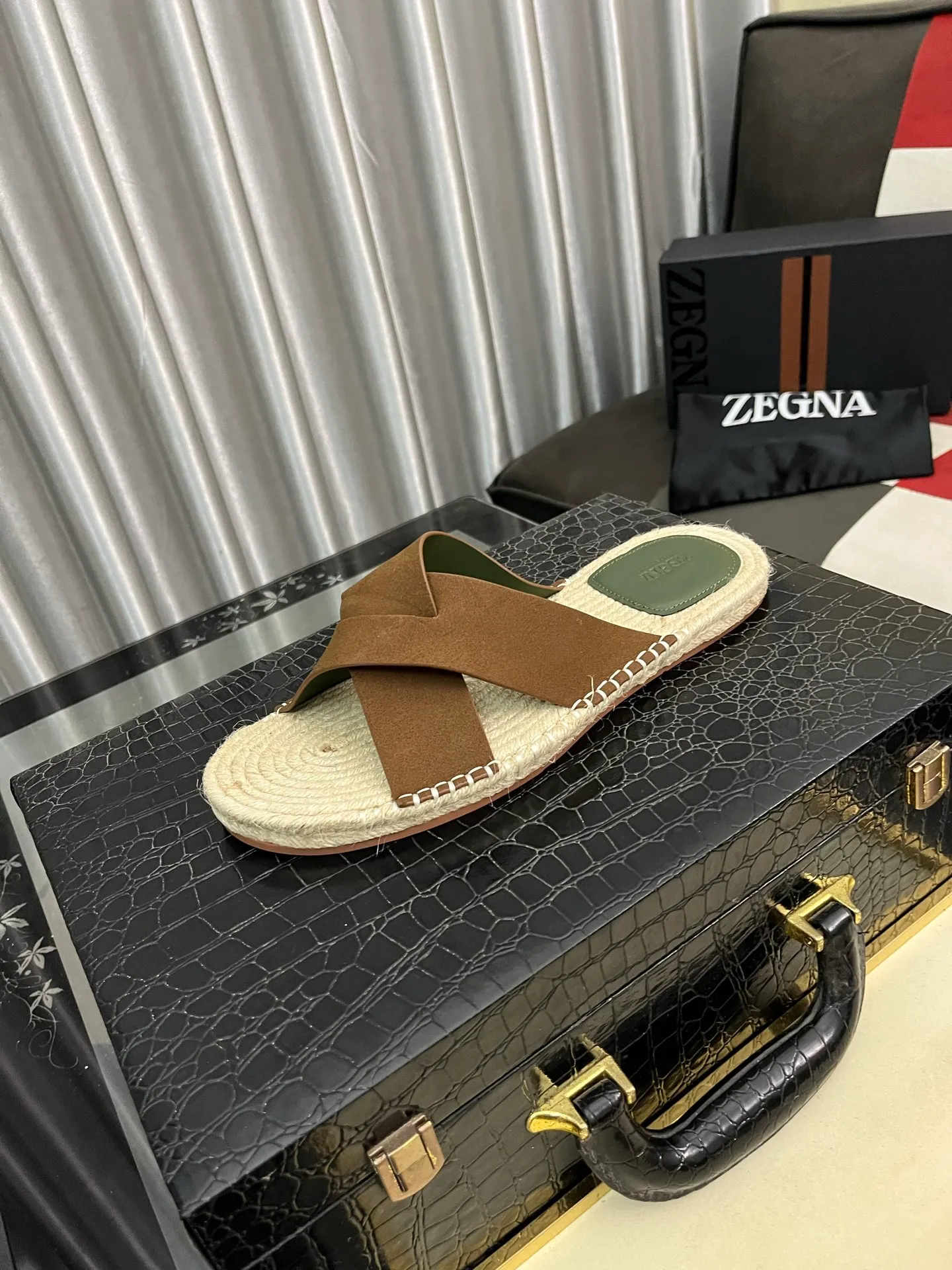 Men's shoes 💰320⌚️⌚️《HERMES》Hermès 💁♂️Men's casual slippers, compare the quality at the counter🧚🏿♂️ The upper layer has a stone pattern with clear texture, showing high-end, high-end, comfortable to wear and versatile. Purely hand-pulled, raw rubber breathable outsole, breathable and comfortable lambskin lining, 100% comfortable density, original rubber outsole wear-resistant code number 38-44. Can be customized 45-46-47